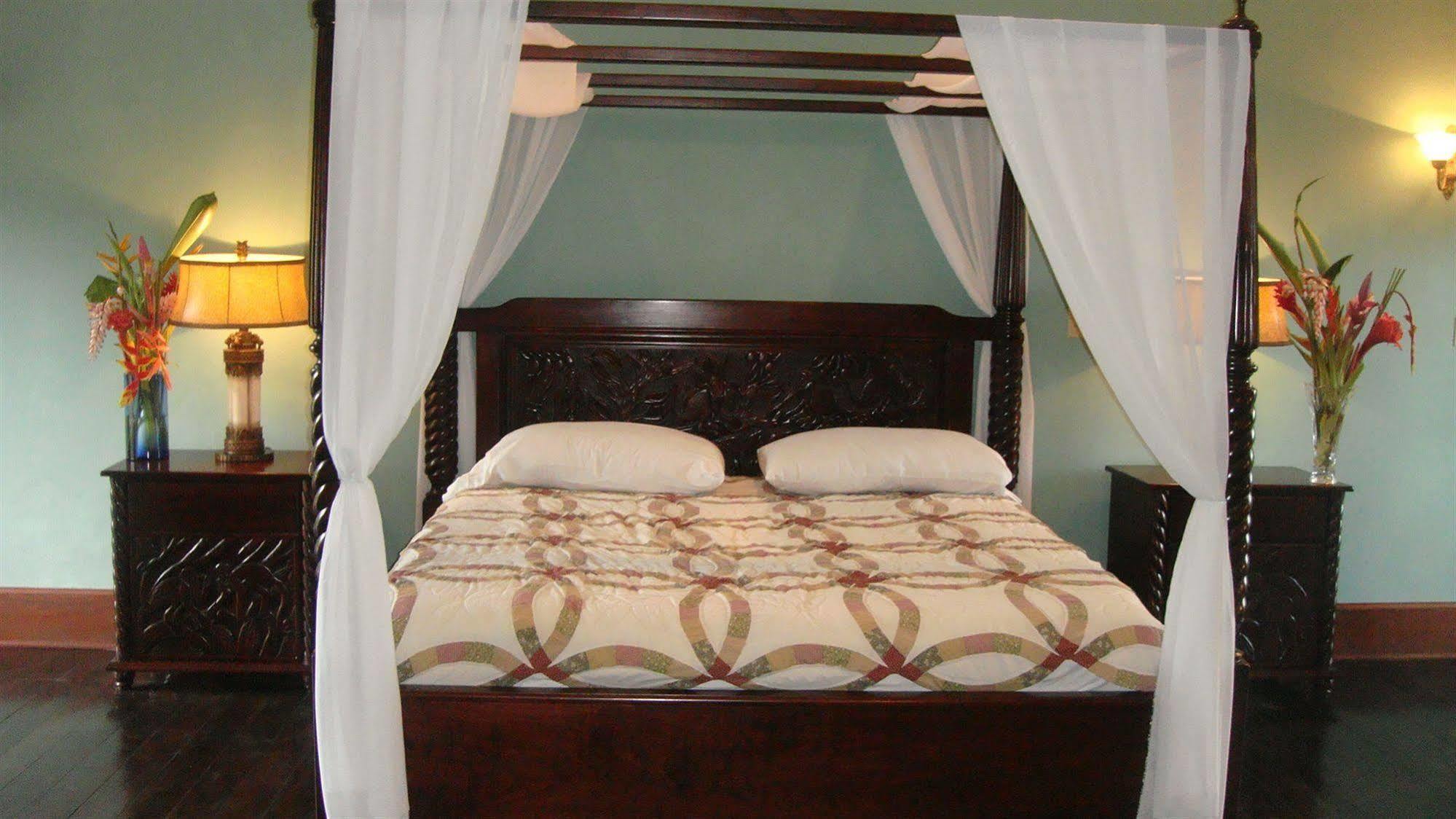 Mahogany Hall Luxury Boutique Resort Сан-Игнасио Экстерьер фото